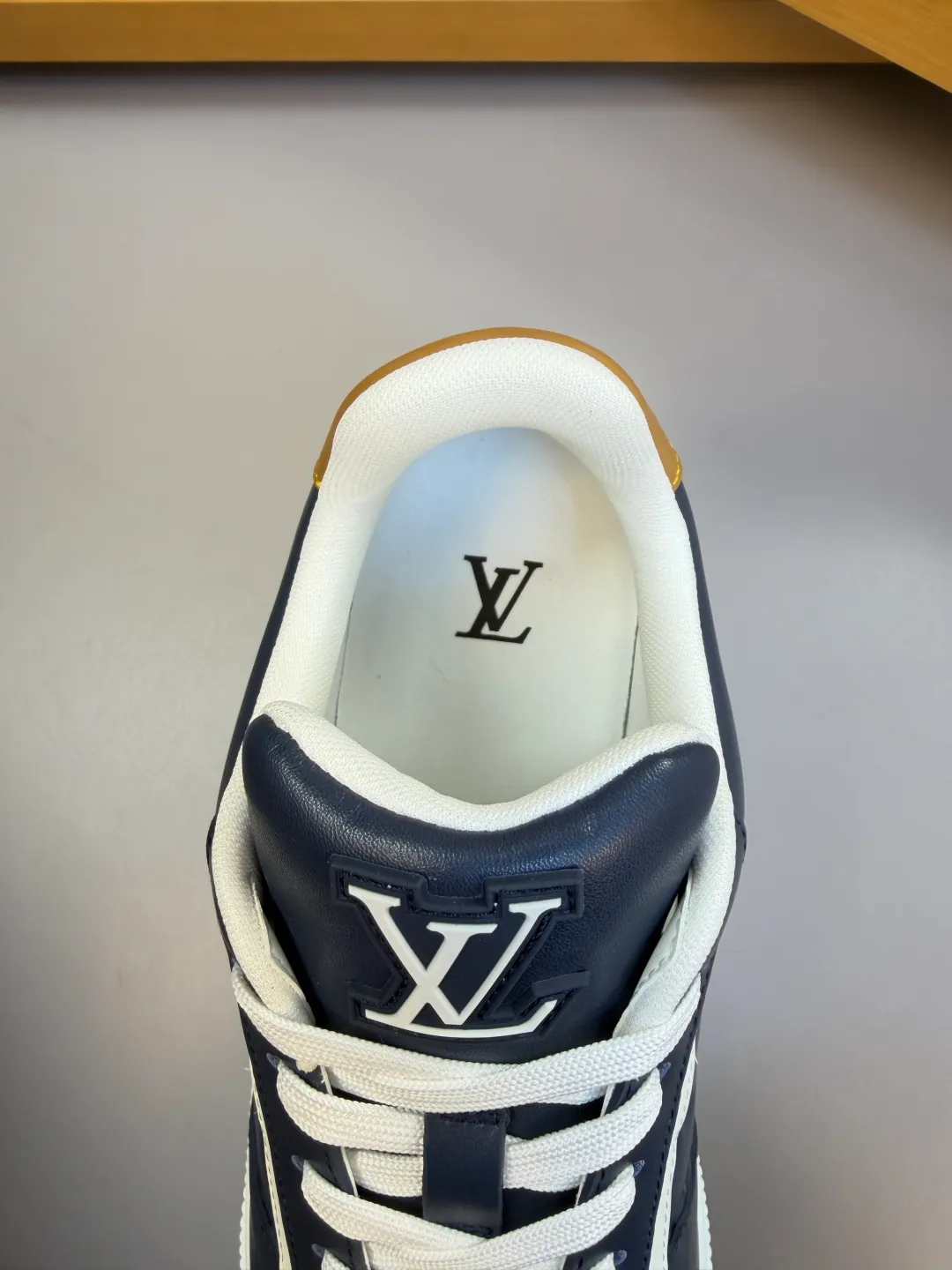 [L Home] Top P: 740💰 Size: 39-44 (customized for 38.45) 2026🆕 Lv new men's high-end original casual sports sneakers Upper: 🔝Nappa calfskin. Air-pressured brand totem, toe box, heel. Air-pressured brand logo, tongue. Sewn brand plastic module Lining: Brand canvas Outsole: Ultra-light TPR rubber; Molded outsole Super high quality control and fine workmanship.
